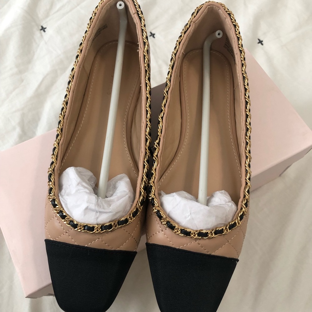 Cocco Chain Detail Flat